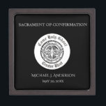 Boîte À Souvenirs Confirmation de sacrement B&W Dove Elegant<br><div class="desc">Cette boîte à bijoux traditionnelle personnalisée du sacrement de la Confirmation affiche le Saint-Esprit sous forme de colombe avec les mots Come Holy Ghost, Creator Blest. Tous les textes, polices et couleurs peuvent être modifiés. Ce serait un endroit idéal pour stocker tous les petits cadeaux et souvenirs de cette occasion...</div>