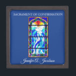 Boîte À Souvenirs Confirmation du sacrement Verre tendu Saint-Esprit<br><div class="desc">Cette boîte à bijoux personnalisée en vitrail traditionnel Sacrement de la Confirmation affiche le Saint-Esprit sous forme de colombe. Tous les textes,  polices et couleurs peuvent être modifiés. Ce serait un endroit idéal pour stocker tous les petits cadeaux et souvenirs de cette occasion spéciale.</div>