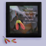 Boîte À Souvenirs Couleurs de la nature Citation de conservation pho<br><div class="desc">Cette boîte de conservation du bois contient les mots de Ralph Waldo Emerson "La nature porte toujours les couleurs de l'esprit". Naturellement belle, cette boîte contiendra des trésors et des pâtisseries, des fournitures de bureau ou des bijoux. Les couleurs de la nature sont capturées dans la photographie de feuillage vert...</div>