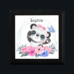 Boîte À Souvenirs Cute Baby Panda Flower Wreath Nom personnalisé<br><div class="desc">Panda bébé adorable avec ruban et couronne de fleurs. Super cadeau pour les fans de panda, les amateurs de panda ou tous ceux qui sont fous de pandas! Un cadeau de panda drôle et mignon pour chaque occasion. Personnalisation facile de votre nom de princesse et de votre police à l'aide...</div>