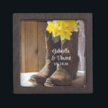Boîte À Souvenirs Daffodiles et Bottes de cowboy Pays Mariage de l'O<br><div class="desc">Customisez la boîte à cadeaux pour Mariages de l'Ouest de la campagne avec les noms personnels de la mariée et du marié et la date de la cérémonie de mariage du printemps de mars, avril ou mai pour créer un cadeau de conservation pour les jeunes mariés ou merci présent pour...</div>