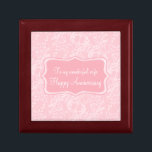 Boîte À Souvenirs Damas femme anniversaire boîte cadeau rose<br><div class="desc">Jolie boîte cadeau style damassé chic. Parfait pour présenter un cadeau spécial supplémentaire pour votre femme à l'occasion d'un anniversaire ou d'une autre occasion spéciale. La boîte à cadeaux dit : À mon merveilleux anniversaire de la Femme heureuse, ou peut être customisé avec vos propres mots. Design exclusif par Sarah...</div>