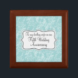 Boîte À Souvenirs Damask femme 5e bois mariage boîte cadeau<br><div class="desc">Jolie boîte cadeau style damassé chic. Parfait pour présenter un cadeau spécial supplémentaire pour votre femme lors d'un 5e anniversaire mariage traditionnel associé au bois. Idéal pour ajouter un petit quelque chose de spécial à l'intérieur ou même juste un poème romantique et un seul rose. La boîte à cadeaux dit...</div>