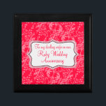 Boîte À Souvenirs Damask femme Ruby mariage boîte cadeau rouge noir<br><div class="desc">Jolie boîte cadeau style damassé chic. Parfait pour présenter un cadeau spécial supplémentaire pour votre femme lors d'un 40e anniversaire de mariage Ruby mariage occasion spéciale. La boîte à cadeaux dit : "À ma chère épouse ou notre anniversaire de Ruby Mariage", ou peut être customisé avec vos propres mots. Design...</div>