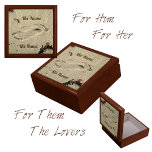 Boîte À Souvenirs Deux empreintes dans le sac à sable<br><div class="desc">Amour sur la plage. Deux empreintes dans le sable s'alignent comme dans un baiser. Customisez cette boîte cadeau de conservation en bois avec les noms des amoureux pour un cadeau unique et romantique mariage ou anniversaire. C'est aussi un cadeau d'amour pour votre mari, votre femme, votre partenaire ou votre amant....</div>