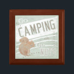 Boîte À Souvenirs Devis | Aller En Camping, Ou Aller Nuts<br><div class="desc">Devis | Aller En Camping Ou Aller Nuts. Artiste : June Erica Vess. ID d'image : 106116D.</div>