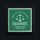 Boîte À Souvenirs Diplômé de l'école de droit vert<br><div class="desc">Cette boîte-cadeau de diplôme d'école de droit vert personnalisée présente la typographie blanche sous les échelles de la justice et votre nom de collège pour la classe de 2024. Customisez avec votre année de diplôme pour un grand cadeau universitaire personnalisé.</div>