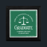 Boîte À Souvenirs Diplômé de l'école de droit vert<br><div class="desc">Cette boîte-cadeau de diplôme d'école de droit vert personnalisée présente la typographie blanche sous les échelles de la justice et votre nom de collège pour la classe de 2024. Customisez avec votre année de diplôme pour un grand cadeau universitaire personnalisé.</div>
