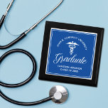 Boîte À Souvenirs Diplôme Médicale bleu personnalisé<br><div class="desc">Cette boîte-cadeau de diplôme d'une école de médecine bleue personnalisée présente une typographie blanche classe sous un caducée médical et votre nom d'université pour la classe de 2025. Customisez avec votre année de graduation sous l'élégante calligraphie pour un grand cadeau universitaire personnalisé.</div>