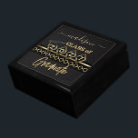 Boîte À Souvenirs Diplômé personnalisé - Noir & Or<br><div class="desc">Boîte Cadeau Graduate prêt pour vous à personnaliser. La couleur Arrière - plan peut également être changée. REMARQUE : SEULEMENT CHANGER LES ZONES MODÈLES NÉCESSAIRES! 😀 Si nécessaire, vous pouvez supprimer le texte et commencer à ajouter le texte et la police que vous voulez. 📌 Si vous avez besoin d'une...</div>
