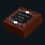 Boîte À Souvenirs Double boîte de chêne lesbienne Wiccan Handjeing<br><div class="desc">Un cadeau mariage wiccan, particulièrement parfait pour les mariées lesbiennes païennes. Deux itérations de la Déesse Triple (icône de la lune) s'étendent avec des branches florales du coeur de l'amour les unes envers les autres. Leur feuillage entrelacé est finalement le même. Le design de la double déesse a été créé...</div>