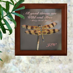 Boîte À Souvenirs Dragonfly Toutes les bonnes choses sont sauvages e<br><div class="desc">Cette boîte de conservation en bois cite Henry David Thoreau's "Toutes les bonnes choses sont sauvages et libres". Ses nuances terreuses d'or, de brun et de taupe seront un rappel naturel magnifique pour vivre pleinement et apprécier chaque instant comme la libellule sur elle. Cette libellule dorée aux ailes irisées déployées...</div>