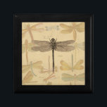 Boîte À Souvenirs Dragonfly Vintage Antique Classic Nature<br><div class="desc">Vintage Dragonfly Image antique d'une libellule - Cette petite libellule douce est une image antique d'une belle libellule,  dessinée en noir et blanc,  avec un arrière - plan de libellules colorés doux contre du papier ancien.</div>