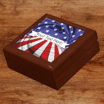 Boîte À Souvenirs Drapeau américain patriotique<br><div class="desc">Patriotique,  rouge,  blanc,  bleu,  drapeau américain,  monogrammed,  boite de bijoux en bois et en carrelage. Personnalisez avec votre nom ou tout message que vous aimez ! Ne vois-tu pas ce que tu veux ? Envoyez-moi un message pour une commande personnalisée.</div>