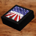 Boîte À Souvenirs Drapeau américain patriotique<br><div class="desc">Patriotique,  rouge,  blanc,  bleu,  drapeau américain,  monogrammed,  boite de bijoux en bois et en carrelage. Personnalisez avec votre nom ou tout message que vous aimez ! Ne vois-tu pas ce que tu veux ? Envoyez-moi un message pour une commande personnalisée.</div>