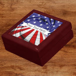 Boîte À Souvenirs Drapeau américain patriotique<br><div class="desc">Patriotique,  rouge,  blanc,  bleu,  drapeau américain,  monogrammed,  boite de bijoux en bois et en carrelage. Personnalisez avec votre nom ou tout message que vous aimez ! Ne vois-tu pas ce que tu veux ? Envoyez-moi un message pour une commande personnalisée.</div>