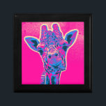 Boîte À Souvenirs Drôle Giraffe Sticking out son langue<br><div class="desc">Une pose amusante d'une jolie girafe - qui sort sa langue ! Couleurs de néon gaies et amusantes de rose et de bleu. Amusant style pop art rétro des années soixante.</div>
