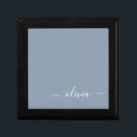 Boîte À Souvenirs Dusty Blue minimaliste moderne Monogramme élégant<br><div class="desc">Découvrez notre Dusty Blue Minimalist Modern Monogram Elegant Collection : Elevez votre style avec une sophistication sobre et un charme intemporel. Notre collection présente des motifs minimalistes dans une teinte bleu roux apaisante, rehaussée d'élégants monogrammes adaptés à votre goût personnel. De la papeterie raffinée aux accessoires polyvalents, chaque pièce de...</div>