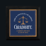 Boîte À Souvenirs École de droit d'or bleu marine Diplôme personnali<br><div class="desc">Cette boîte-cadeau personnalisée marine bleu et or droit école de droit offre une typographie classe sous l'échelle de la justice et votre nom de collège pour la classe de 2024. Customisez avec votre année de diplôme pour un grand cadeau universitaire personnalisé.</div>