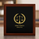 Boîte À Souvenirs Élégant Avocat Noir & Or Classy<br><div class="desc">Elegant Classy Black & Gold Lawyer Boîte cadeau pour affaires C'est le cadeau idéal pour tout avocat ou cabinet d'avocats. C'est une façon unique et réfléchie de montrer de l'appréciation et fait une grande impression. Ce sera certainement un succès au bureau.</div>
