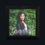 Boîte À Souvenirs Élégant Graduate Photo 2025 Graduation Party<br><div class="desc">Cette élégante boîte cadeau de remise de diplômes en typographie blanche présente un script blanc chic sur votre photographie d'études secondaires ou supérieures pour la classe supérieure de 2025. Customisez avec votre nom et votre classe sous la belle calligraphie pour votre célébration.</div>