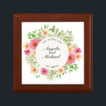 Boîte À Souvenirs Élégant juste marié épousant la boîte-cadeau<br><div class="desc">Pour davantage de personnalisation, cliquez sur svp le bouton de "personnaliser" et utilisez notre outil de conception pour modifier ce modèle. Si les options sont disponibles, vous pouvez changer le texte et l'image en cliquant sur simplement sur "éditent/enlèvent le texte ou l'image ici" et ajoutent vos propres. Conçu par Freepik....</div>