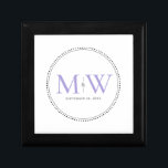 Boîte À Souvenirs Élégant Lavender Monogram Mariage<br><div class="desc">Élégant Monogramme de lavande avec bordure de Milgrain noir. La bordure pointillée rappelle le milgrain,  qui est une technique de détail de bijoux souvent utilisée pour les anneaux fiançailles et mariages. La bordure milgrain ajoute un style moderne et élégant à cette boîte cadeau monogrammed keepsaké.</div>