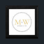Boîte À Souvenirs Élégant Monogramme or Mariage boîte cadeau<br><div class="desc">Élégant Monogramme d'or avec bordure de Milgrain noir. La bordure pointillée rappelle le milgrain,  qui est une technique de détail de bijoux souvent utilisée pour les anneaux fiançailles et mariages. La bordure milgrain ajoute un style moderne et élégant à cette boîte cadeau monogrammed keepsaké.</div>