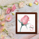 Boîte À Souvenirs Élégant Monogramme rose Rosebud<br><div class="desc">Conservez vos souvenirs les plus chers dans le style avec notre boîte de conservation personnalisée. Son design délicat rose pâle sur un arrière - plan de pois,  combiné à une touche personnalisée,  crée un trésor intemporel et élégant qui honore vos moments spéciaux.</div>