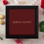 Boîte À Souvenirs Élégant nom de script rouge foncé anniversaire<br><div class="desc">Cette élégante boîte cadeau de typographie rouge foncé et rose roux exhale le raffinement avec son mélange de couleurs raffiné et de design moderne. Parfait pour présenter des cadeaux spéciaux,  il ajoute une touche design et personnalisée à toute occasion.</div>
