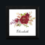 Boîte À Souvenirs Élégant Rose de Bourgogne Crucifix Bridesmaid<br><div class="desc">Doté d'une belle image catholique traditionnelle d'anneaux en or Crucifix/mariage recouverts de roses bordeaux. Tous les textes et polices peuvent être modifiés.</div>