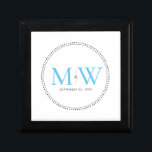 Boîte À Souvenirs Élégant Sky Blue Monogram Mariage<br><div class="desc">Élégant Monogramme bleu ciel avec bordure Milgrain noir. La bordure pointillée rappelle le milgrain,  qui est une technique de détail de bijoux souvent utilisée pour les anneaux fiançailles et mariages. La bordure milgrain ajoute un style moderne et élégant à cette boîte cadeau monogrammed keepsaké.</div>