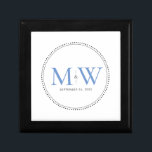 Boîte À Souvenirs Élégante boîte cadeau Mariage Monogramme Bleu<br><div class="desc">Élégant Monogramme Bleu avec bordure Milgrain Noir. La bordure pointillée rappelle le milgrain,  qui est une technique de détail de bijoux souvent utilisée pour les anneaux fiançailles et mariages. La bordure milgrain ajoute un style moderne et élégant à cette boîte cadeau monogrammed keepsaké.</div>