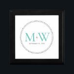 Boîte À Souvenirs Élégante boîte cadeau Mariage Monogramme Turquoise<br><div class="desc">Élégant Monogramme Turquoise avec bordure Milgrain Noir. La bordure pointillée rappelle le milgrain,  qui est une technique de détail de bijoux souvent utilisée pour les anneaux fiançailles et mariages. La bordure milgrain ajoute un style moderne et élégant à cette boîte cadeau monogrammed keepsaké.</div>