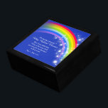 Boîte À Souvenirs En mémoire arc-en-ciel bébé garçon bleu boîte de g<br><div class="desc">Boîte à souvenirs sentimentaux pour un bébé spécial pris trop tôt par fausse couche, mort-née, mort-née ou encore mort-née. Personnalisez avec votre propre nom et date de naissance. Sweet poem lit Notre doux petit bébé Riley de naissance céleste, vous étiez juste trop beau pour être sur terre. Idéal pour garder...</div>