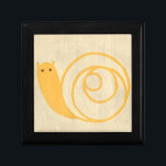 Boîte À Souvenirs Escargot jaune sur Arrière - plan crème<br><div class="desc">Cet escargot jaune est bien plus mignon que de vrais escargots ! Empreinte chariklia Zarris,  l'arrière - plan crème se marie bien avec la couleur jaune de l'escargot. Un grand morceau à placer sur le mur d'une chambre d'enfant !</div>