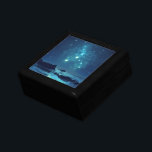 Boîte À Souvenirs Étoiles lumineuses<br><div class="desc">Image pittoresque du nord glacé vue la nuit. Des étoiles brillantes et des formes célestes peuvent être vues scintillant au-dessus,  brillant et lumineux. Ils égayent le terrain rocheux en contrebas. Des ombres bleues foncées sont projetées sur les rochers et la glace au loin.</div>