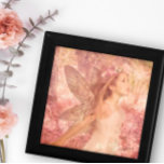 Boîte À Souvenirs Fée rose mignonne de l'art Imaginaire du printemps<br><div class="desc">Des nouvelles excitantes ! My Cute Pink Fairy of Spring Imaginaire Art est maintenant présenté sur cette belle boîte cadeau! 💖 Il est parfait pour stocker des bijoux, du maquillage ou d'autres petits objets, et fait un joli ajout à n'importe quelle chambre. Prenez le vôtre maintenant et ajoutez une touche...</div>