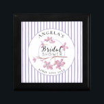 Boîte À Souvenirs Fête des mariées Lavender Rose Lilac Stripes<br><div class="desc">La sérénité des fleurs lilas douces encerclent un insigne de douche nuptiale. Fleur simple,  sobre et élégant. La couleur est complètement féminine. Subtil,  élégant et beau. Centré avec "Fête des mariées" dans la typographie sur mesure. Arrière - plan blanc et doux pastel lilas rayé.</div>