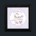 Boîte À Souvenirs Fête des mariées Lavender Rose Lilac Stripes<br><div class="desc">La sérénité des fleurs lilas douces encerclent un insigne de douche nuptiale. Fleur simple,  sobre et élégant. La couleur est complètement féminine. Subtil,  élégant et beau. Centré avec "Fête des mariées" dans la typographie sur mesure. Arrière - plan blanc et doux pastel lilas rayé.</div>