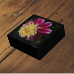 Boîte À Souvenirs Fleur d'anémone rose Dahlia<br><div class="desc">Magasinez des bijoux,  des bijoux et d'autres petits commerçants dans cette boîte cadeau en bois avec carreaux en céramique qui présente l'image d'une fleur rose profonde d'Anémone Dahlia avec des pétales intérieurs jaune pâle. Un superbe design floral ! Sélectionnez la taille et la couleur de votre boîte cadeau.</div>