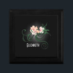 Boîte À Souvenirs Fleur rose Gif de la servante d'accueil personnali<br><div class="desc">Une boîte à bijoux / à bijoux personnalisée pour vos demoiselles d'honneur. Le design est une illustration de quelques délicates fleurs roses en fleurs avec des tourbillons verts et des feuilles sur un arrière - plan noir. L'ombrage gris clair crée un effet lumineux autour des fleurs qui accentue et illumine....</div>