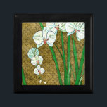 Boîte À Souvenirs Fleurs blanches et tiges vertes à la frontière Bro<br><div class="desc">Des fleurs blanches accrochent des tiges vertes dans cette pièce de Chariklia Zarris. Placé contre un arrière - plan bronzé et entouré d'une bordure brune,  il s'agit d'un tableau simple mais élégant. Ajoutez-le à votre maison et profitez de la beauté!</div>