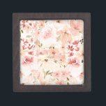 Boîte À Souvenirs Fleurs printanières florissantes<br><div class="desc">Modèle floral sur arrière - plan blanc. L'idée cadeau romantique parfaite. Cliquez sur le bouton Customiser pour modifier les polices,  déplacer le texte et customiser davantage votre conception.</div>