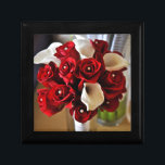 Boîte À Souvenirs Floral Rouge Moderne Fleurs Élégantes<br><div class="desc">Ce magnifique design de bouquet romantique Flore rouge moderne Fleurs élégantes avec des accents de boule d'or et des fleurs blanches de calla Lily a une collection correspondante en magasin.</div>