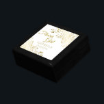 Boîte À Souvenirs Flower Gold Keepsaké Bijoux boîte cadeau<br><div class="desc">Ce magnifique foulard en mousseline est conçu comme un cadeau mariage ou une faveur pour les filles de fleurs. Conçu pour coordonner avec notre Suite de Mariage Elégante Gold Foil, il dispose d'une bordure dorée fausse feuille fleurie avec le texte "Flower Girl" ainsi qu'un endroit pour entrer son nom, le...</div>