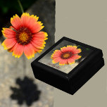 Boîte À Souvenirs Garde-fleur de tournesol Orange brillant<br><div class="desc">Cette boîte en bois de conservation comprend le tournesol ou la fleur de couverture coloré Gaillardia orange et jaune. Il s'agit d'un bel ensemble floral d'une floraison ensoleillée de Gaillardia qui symbolise le bonheur, la joie et le charme. Personnalisez cette belle boîte à bijoux avec son nom. Cette image est...</div>
