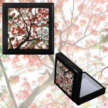 Boîte À Souvenirs Gardien de l'arbre flamboyant Royal Poinciana<br><div class="desc">Le Flamboyant,  le Royal Poinciana ou le Flame avec ses fleurs tropicales orange et rouge qui s'élèvent jusqu'à un ciel bleu et des nuages blancs est l'inspiration de cette belle boîte de garde en bois design unique et complexe. Cette image est une photo botanique originale de JLW_PHOTOGRAPHY</div>