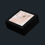 Boîte À Souvenirs Gi de calligraphie de monogramme rose-bleu romanti<br><div class="desc">Le design présente un motif floral romantique sur un motif vintage rose pâle et . Personnaliser facile Nom et monogramme de choix. Idéal cadeau et conservation de l'idée pour la demoiselle d'honneur,  la servante d'honneur,  la fête de mariage,  le fiançailles,  et d'autres occasions importantes.</div>