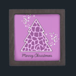 Boîte À Souvenirs Girafe violet sapin de Noël<br><div class="desc">Belle,  lumineuse,  motif moderne avec arbre de noël poster de animal en violet et étoiles. Un cadeau de Noël mignon,  féminin et tendance. Personnalisez-le avec votre propre texte/ message/ nom.</div>